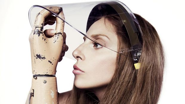 Lady Gaga Marina Abramovic: il video senza veli per Kickstarter, le nuove foto promo di Artpop