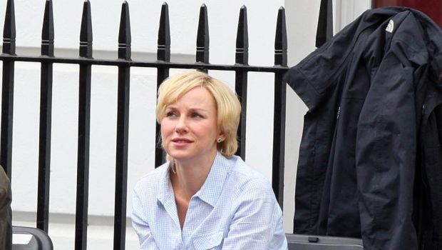 Naomi Watts Diana film: l&#8217;attrice indossa i must have di Tod&#8217;s, la D-Bag e il Gommino, le foto