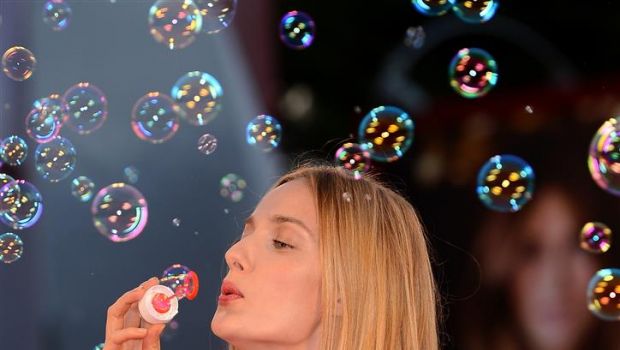 Festival Cinema Venezia 2013: il red carpet con le bolle di sapone di Jaeger-LeCoultre per Emergency