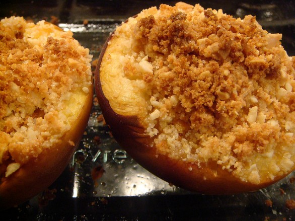 Le pesche con gli amaretti, la ricetta al forno, alla griglia o in padella