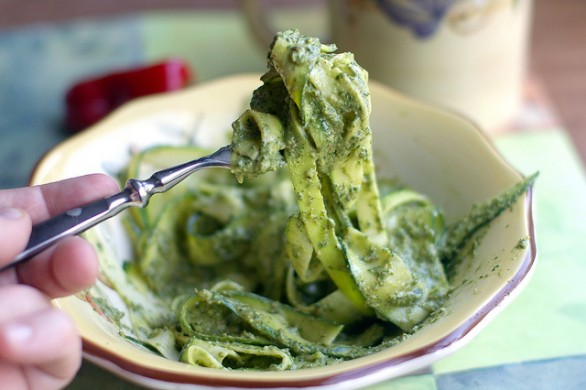 La ricetta del pesto di zucchine per l’estate