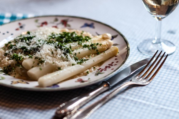 Il risotto agli asparagi con salsiccia