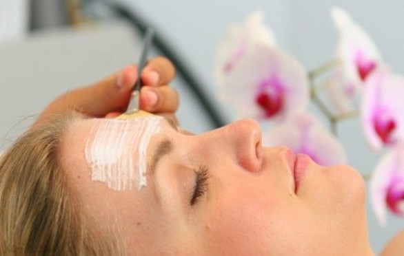 Come far sparire brufoli e impurità con gli scrub per viso e corpo