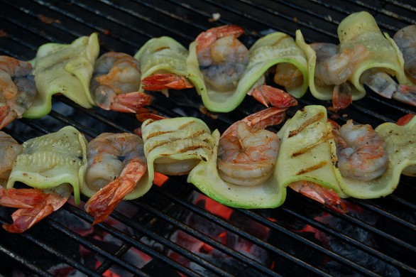 Gli spiedini zucchine e gamberi per cene d’estate