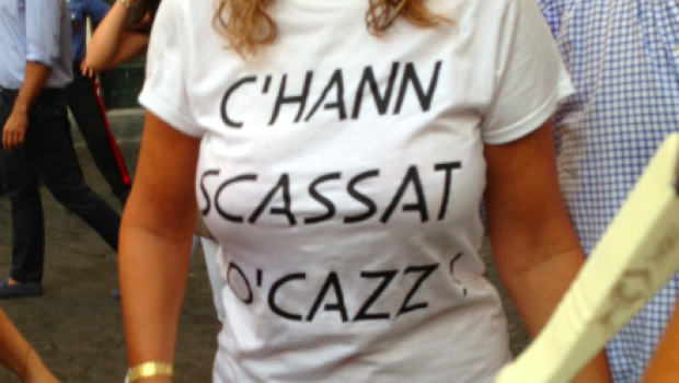 Alessandra Mussolini e la t-shirt “C’hann scassat o’ c…”