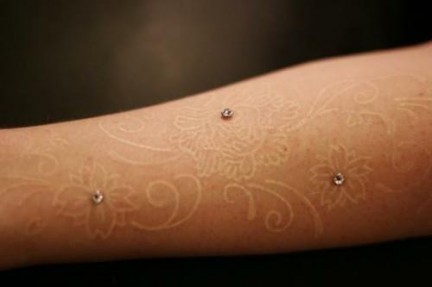 Tatuaggi con inchiostro bianco, ecco la nuova tendenza 2013
