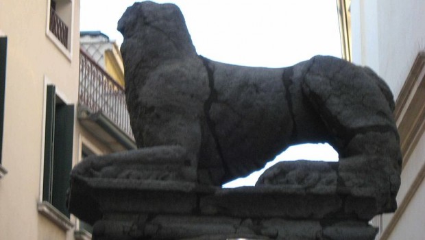 Distrutta la Statua della Gatta a Padova: un furgone ha sbagliato una manovra