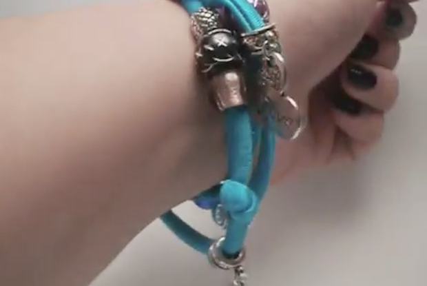 I bracciali fai da te con la fettuccia, ecco come si iniziano