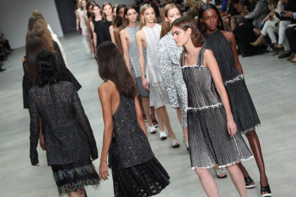 Calvin Klein Collection alla NY Fashion Week P/E 2014: linee morbide e pulite, essenzialità chic