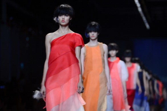 Fendi presenta la collezione P/E 2014 per Milano Moda Donna: colori accesi, geometrie e trasparenze