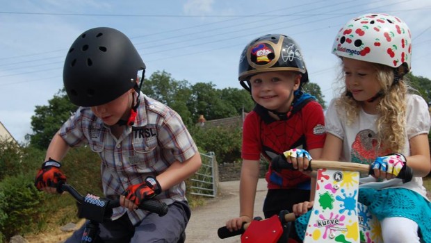 Biciclette e caschi di sicurezza testati dai bambini