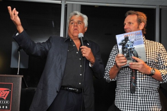 Jay Leno al volante di una Corvette Stingray Convertible a Pebble Beach