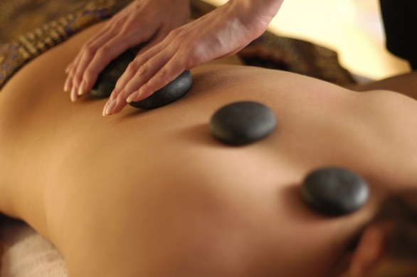 Il massaggio alla schiena con le pietre calde per alleviare i dolori