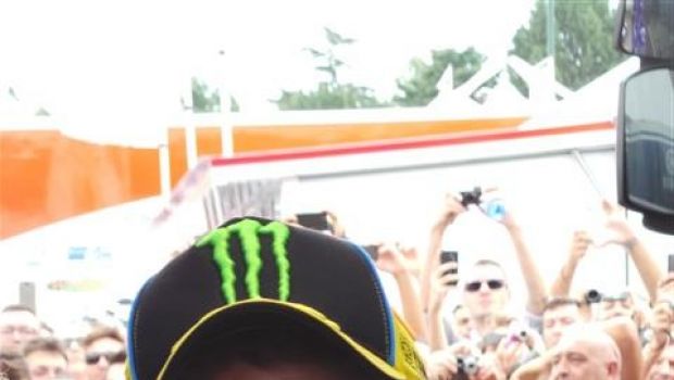 MotoGP Misano 2013: le ombrelline, i fans e Valentino Rossi, tutte le foto