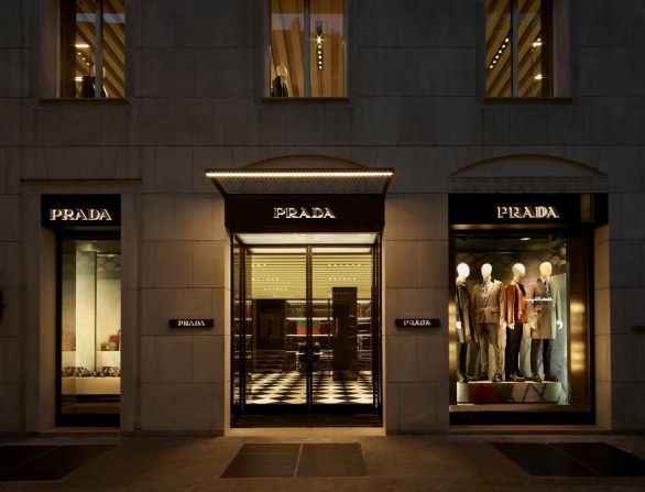 Prada rinnova il design della sua boutique milanese di via Monte Napoleone