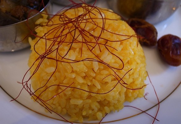 Il risotto giallo con la salsiccia, la ricetta  classica per l’autunno