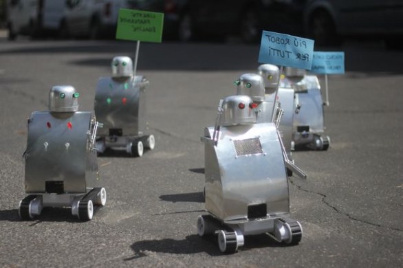 Robot di design e tecnologici in piazza, la manifestazione degli studenti a Roma