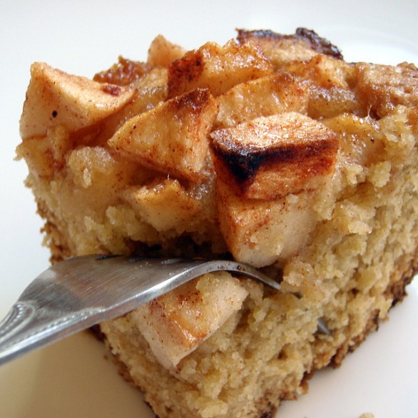 La torta di mele con nocciole e cannella, una merenda autunnale