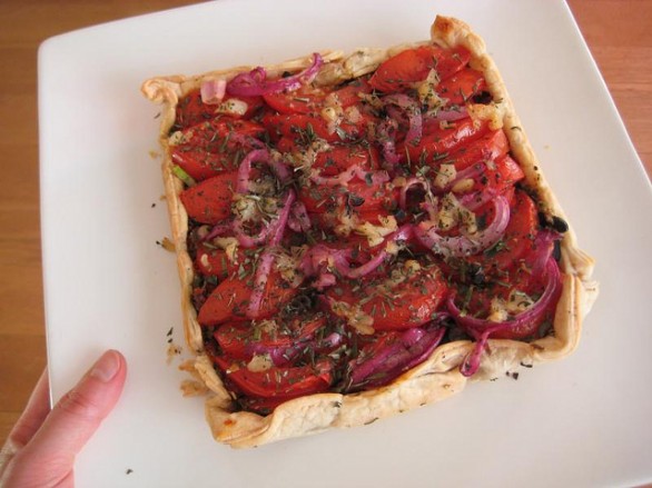 La torta salata con peperoni e provola per una gustosa cena