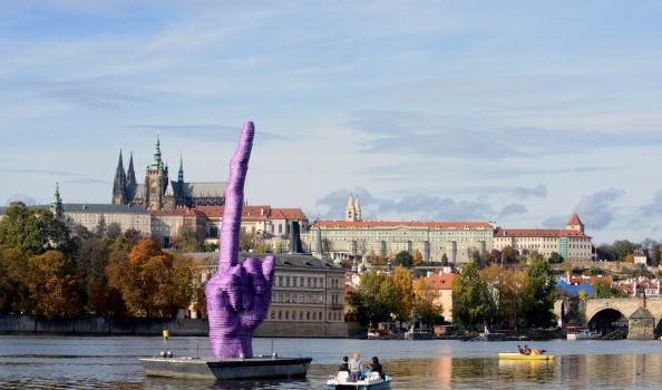 Il dito medio di David Cerny a Praga: tutto sull’autore della scultura