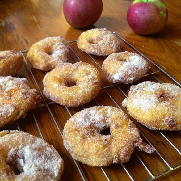 La ricetta semplice delle frittelle dolci di mele in pastella