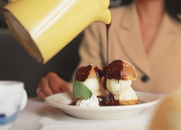 Come fare i profiteroles con crema pasticcera e panna montata