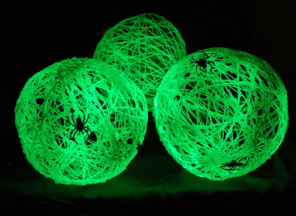 Come creare le sfere di corda che si illuminano al buio per il party Halloween