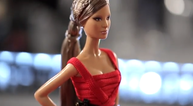 Barbie arriva in passerella, sfila Hervé Léger by Max Azria