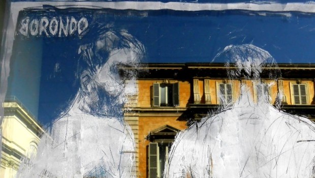 A Roma un nuovo graffito di Borondo sulla vetrina di un’ ex banca