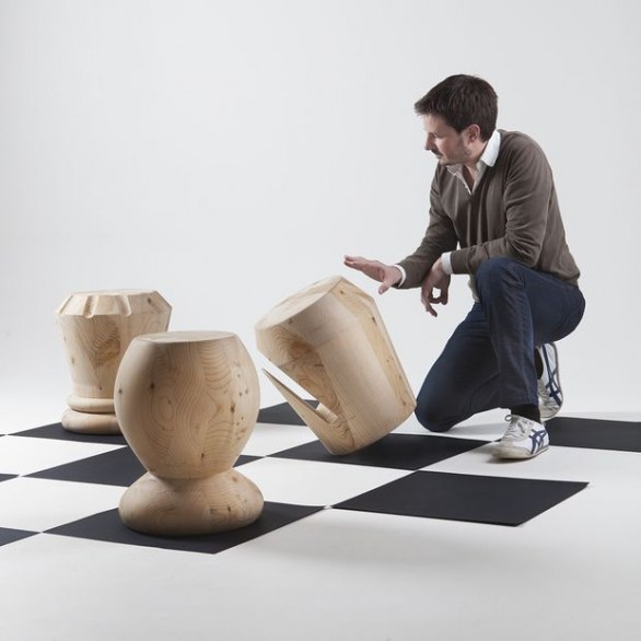 Gli sgabelli di design ispirati agli scacchi di Giorgio Bonaguro per Icons Furniture