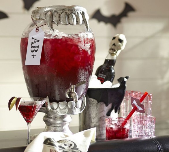 Il cocktail di Halloween color rosso sangue al sapore di melagrana
