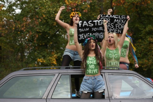 Femen a seno nudo a Berlino per il diritto alla guida delle donne saudite