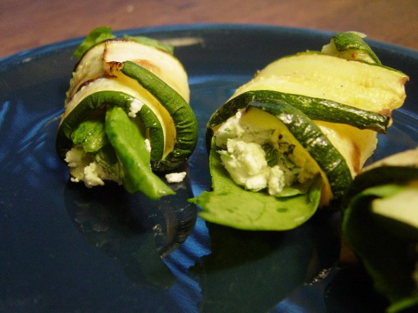 La ricetta degli involtini di zucchine ripieni di verdure e carne