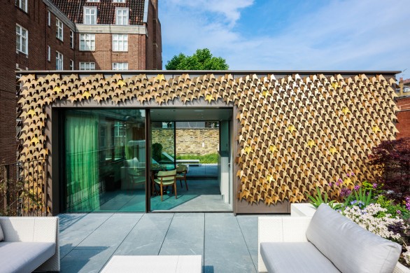 La Mayfair House: una casa rivestita di 4.000 foglie metalliche