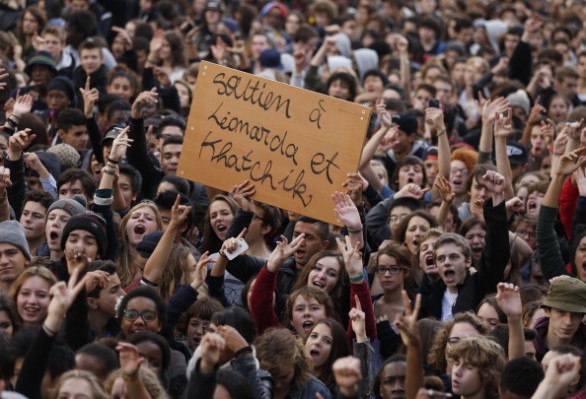 A Parigi 6mila persone in piazza contro l&#8217;espulsione della 15enne kosovara Leonarda Dibrani