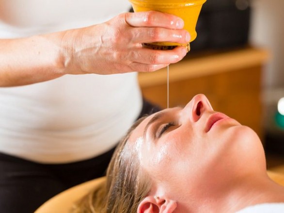 I benefici del massaggio Shirodhara e quando farlo