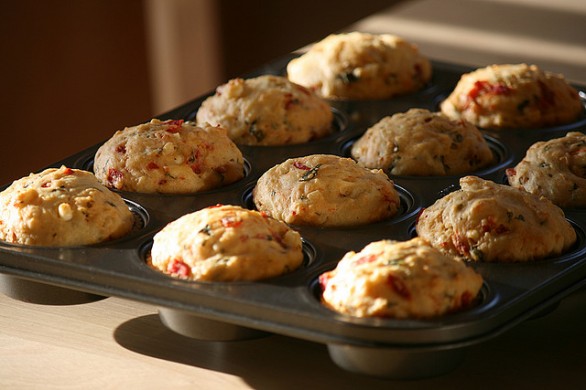 I muffin ai peperoni con la provola, la ricetta facile