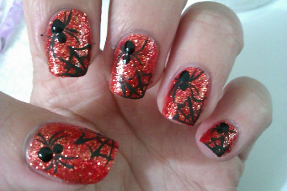 Unghie da strega con tele di ragno per la nail art di Halloween