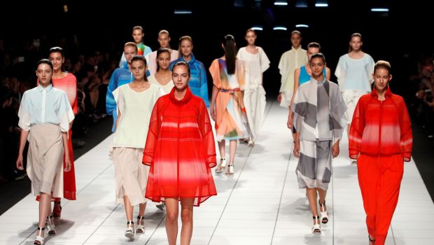 Paris Fashion Week Settembre 2013: la luminescenza estetica di Issey Miyake, la collezione PE 2014