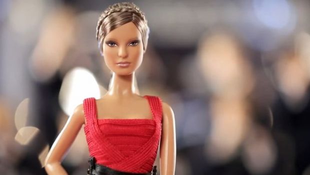 Barbie Herve Leger Max Azria: sfila con un nuovo iconico look, il video del backstage
