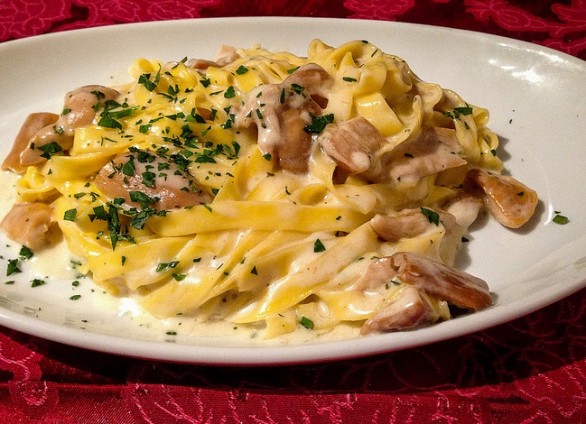 La ricetta della pasta con noci e funghi porcini