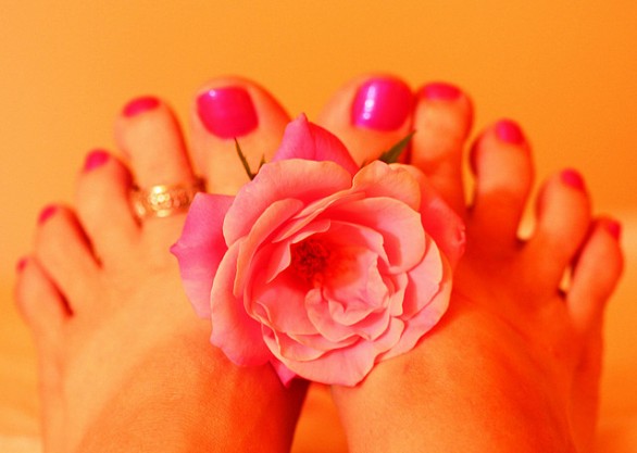 Piedi perfetti con la pedicure fai da te e la nail art