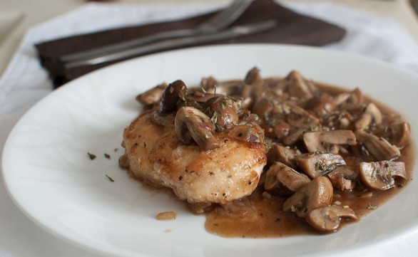 Il pollo con i funghi, la ricetta  per il pranzo della domenica