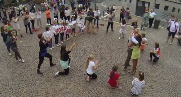 Proposta di matrimonio con un flash mob a sopresa per le vie di Milano