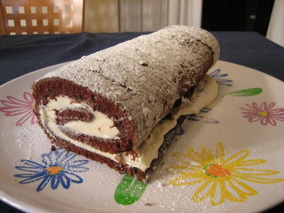 Il rotolo al cioccolato bianco e panna con la ricetta semplice