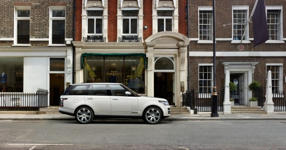 Range Rover, il SUV di lusso diventa a passo lungo