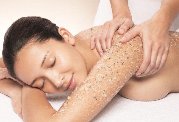 Lo scrub per il corpo fai da te con gli ingredienti naturali