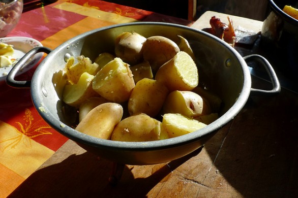 La torta salata di patate e carciofi, piatto unico saporito e completo