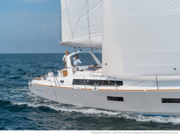 Beneteau con le declinazioni della sua barca Oceanis 38