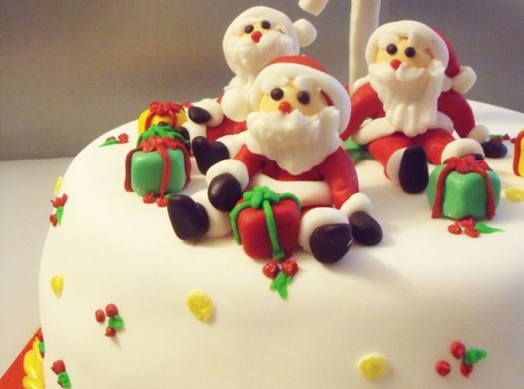 La ricetta della torta di Natale decorata con la pasta di zucchero